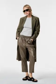 フェイクレザーパンツ