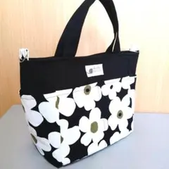 ポケットいっぱいトートバッグ　花柄×ホワイト《ブラック》　ハンドメイド
