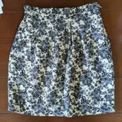 Noela(ノエラ)　花柄スカート