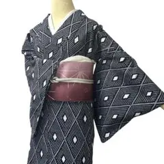 【三花】正絹　紬　矢羽根柄　幾何学模様　粋　ベージュ　着物　リユース 三花】正絹 紬 矢羽根柄 幾何学模様 粋 ベージュ 着物 リユース - メルカリ