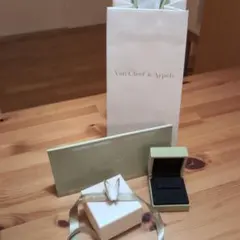 ヴァンクリーフ&アーペル　ピアスボックス空箱一式保証書入れ付き
