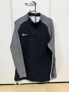 Nikeエアロスイフト ハーフジップウェア　サッカー