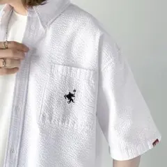 刺繍ロゴ付きホワイト半袖シャツ　白シャツ