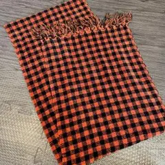 オレンジと黒のチェック柄マフラー