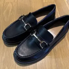 黒ローファー メタルバックル付き