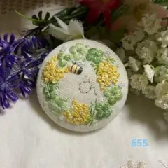 ハンドメイド くるみボタン刺繍ブローチ♡ミモザ とクローバーのリース