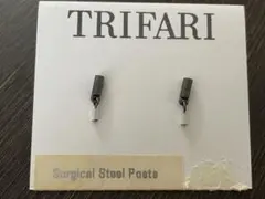 TRIFARIブラックニッケル×ホワイトパーツスモールデザインスイングピアスのサムネイル