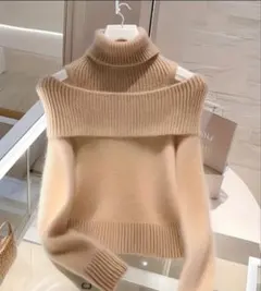 ベージュ オフショルダー タートルネックニット