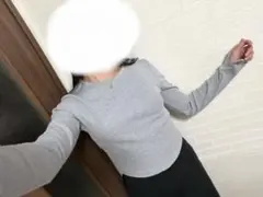 グレーの長袖クロップドTシャツ