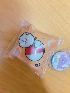 BT21 くら寿司 クッション型キーホルダー　RJ COOKY缶バッジセット
