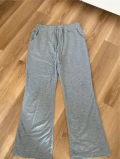 グレーのスウェットパンツ