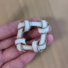 ホワイトエナメル四角形ブローチ