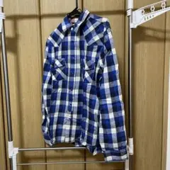 青と白のチェック柄ボタンアップシャツ