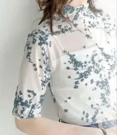 花柄フロッキーシアーハイネック半袖プルオーバーのサムネイル