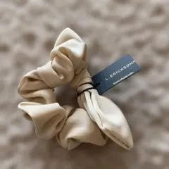 L. ERICKSON ベージュ サテン シュシュ