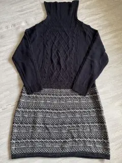 黒のタートルネックニットワンピース
