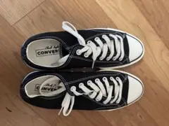 ブラックのローカットスニーカー、CONV ERSE ALL STAR。