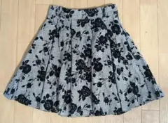 INGNI フレアスカート 黒と白のチェック柄 花柄