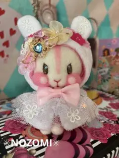 羊毛フェルト☆ストラップ付き縫いぐるみʕ•ᴥ•ʔ花＊花うさぎ♡シロ