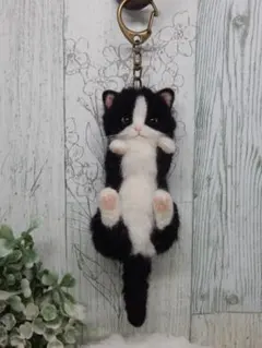 ハチワレ猫ちゃんキーホルダー　羊毛フェルト　ハンドメイド