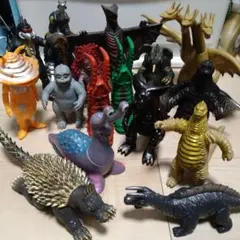 怪獣フィギュア 14体セット - メルカリ