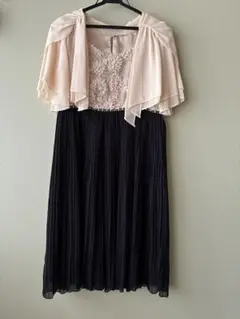 エレガントなベージュと黒のフォーマルドレス