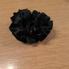 黒 サテン シュシュ