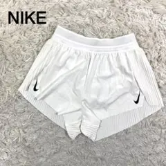 NIKE ホワイトカラー ロゴプリント プリーツデザイン ショートパンツ
