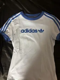 値下げ可能adidas ロゴ入り Tシャツ ホワイト/ブルー