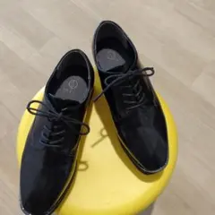 黒のレースアップシューズ