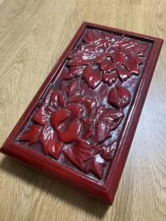 美品 鎌倉彫 木製 椿 菓子皿 銘入 静 木製 赤い彫刻板 花と葉デザイン