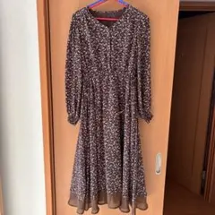 アリーム　花柄ロングワンピース ブラウンのサムネイル