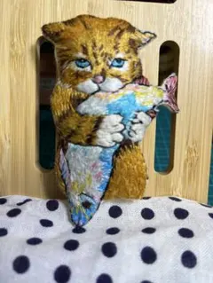 猫と魚の刺繍ブローチ