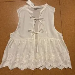 新品　タグ付　サマンサモスモス　スカラップレースリボンベスト　キナリ　花刺繍