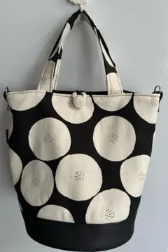 トートバック　丸底　サブバッグ　黒　あんぱん　合皮　ポケット２つ　ハンドメイド