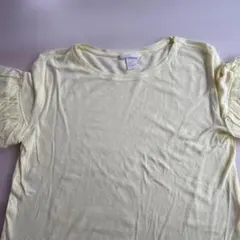 袖フリル付き淡い黄色Tシャツのサムネイル