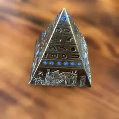 エジプト風ピラミッド型置物