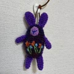 紫色のウサギ型あみぐるみ