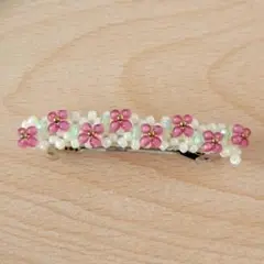 ピンクのチェコビーズの花モチーフのバレッタ　小さめサイズ　匿名配送　No.899