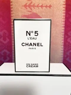《新品未使用品》✨CHANEL N°5 ロー ハンドクリーム 50ml 紙袋付きのサムネイル
