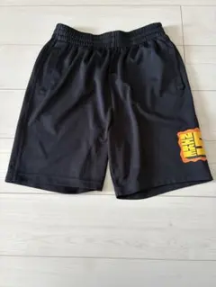 ロゴ入り黒ショートパンツ