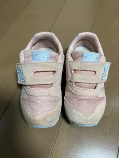 New Balance ピンク ベルクロスニーカー