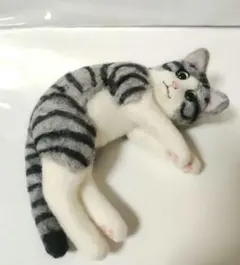 羊毛フェルト　サバトラ白猫ちゃん(ゴロン)のサムネイル