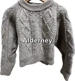 Alderney グレー ケーブルニット セーター