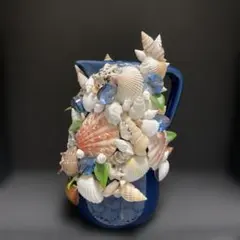 貝殻装飾の青いピッチャー花瓶