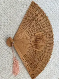 白檀 扇子 透かし彫り 木箱入り - メルカリ