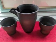 黒の陶器製ピッチャーとぐい飲みセット