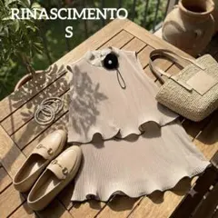 RINASCIMENTOベージュ プリーツ ノースリーブ ブラウス コサージュSのサムネイル