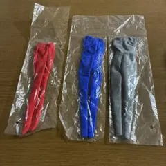 未開封の袋に入ったドール用のグレーのロングパンツ（ズボン）またはレギンス3点
