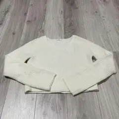 vネックニット